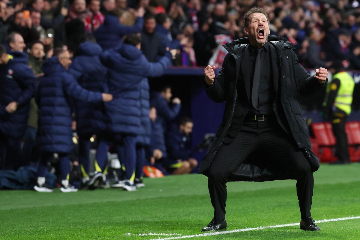 Diego Simeone celebra uno de los goles del Atlético contra el Barça.