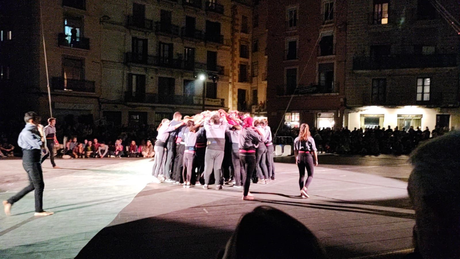 Expectació a plaça Major per veure l'espectacle inaugural de la Fira Mediterrània de Manresa