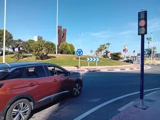 La glorieta de Punta Prima de la N-332 en Torrevieja ya tiene los semáforos inteligentes, aunque de momento solo en ámbar