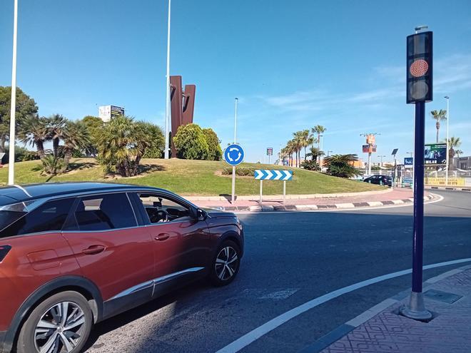 La glorieta de Punta Prima de la N-332 en Torrevieja ya tiene los semáforos inteligentes