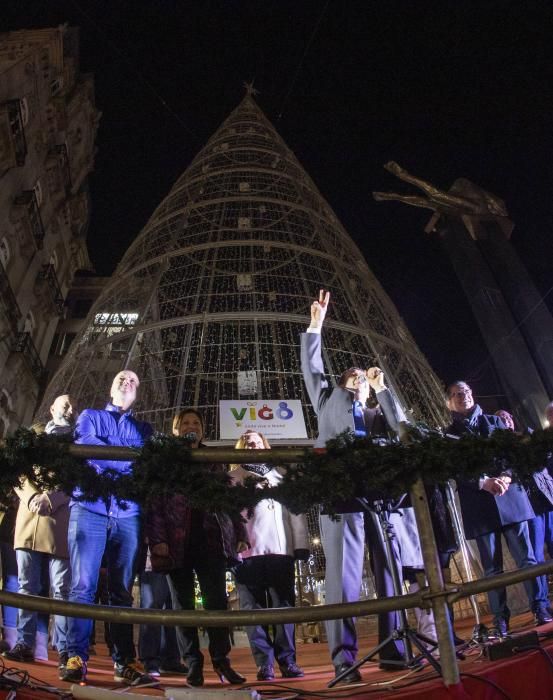 Más de 25.000 personas asistieron en la Porta do Sol al apagado oficial del alumbrado de la ciudad tras 50 días de fiestas.