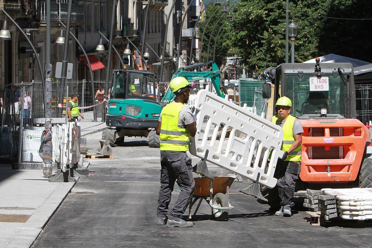 Dos trabajadores extranjeros en una obra en Ourense.
