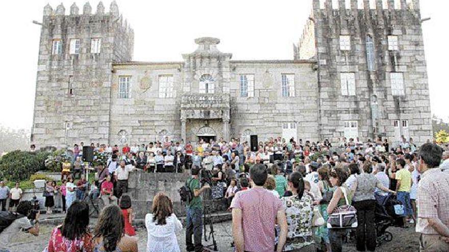 Cientos de personas acudieron a la &quot;toma de posesión&quot; del pazo de Baión. / J.L. OUBIÑA