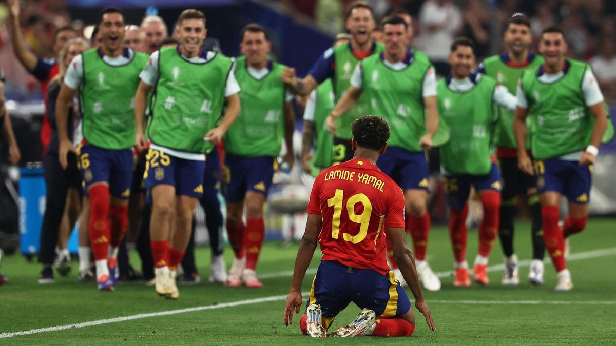 Lamine Yamal celebra marcar el primer gol de su equipo durante la semifinal de la UEFA Euro 2024 entre España y Francia