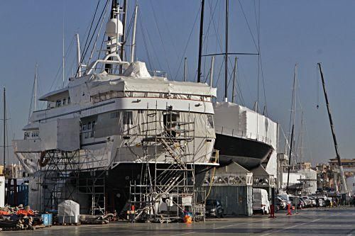 Bis zu 1.000 Tonnen schafft der neue Schiffskran auf der Alten Mole. Die Investition von STP Shipyard Palma symbolisiert den Boom einer strategischen Branche der Insel. Ein Besuch auf der Werft