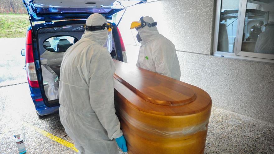 Trabajadores de una funeraria trasladan a un fallecido por COVID, en 2020. | // IÑAKI ABELLA