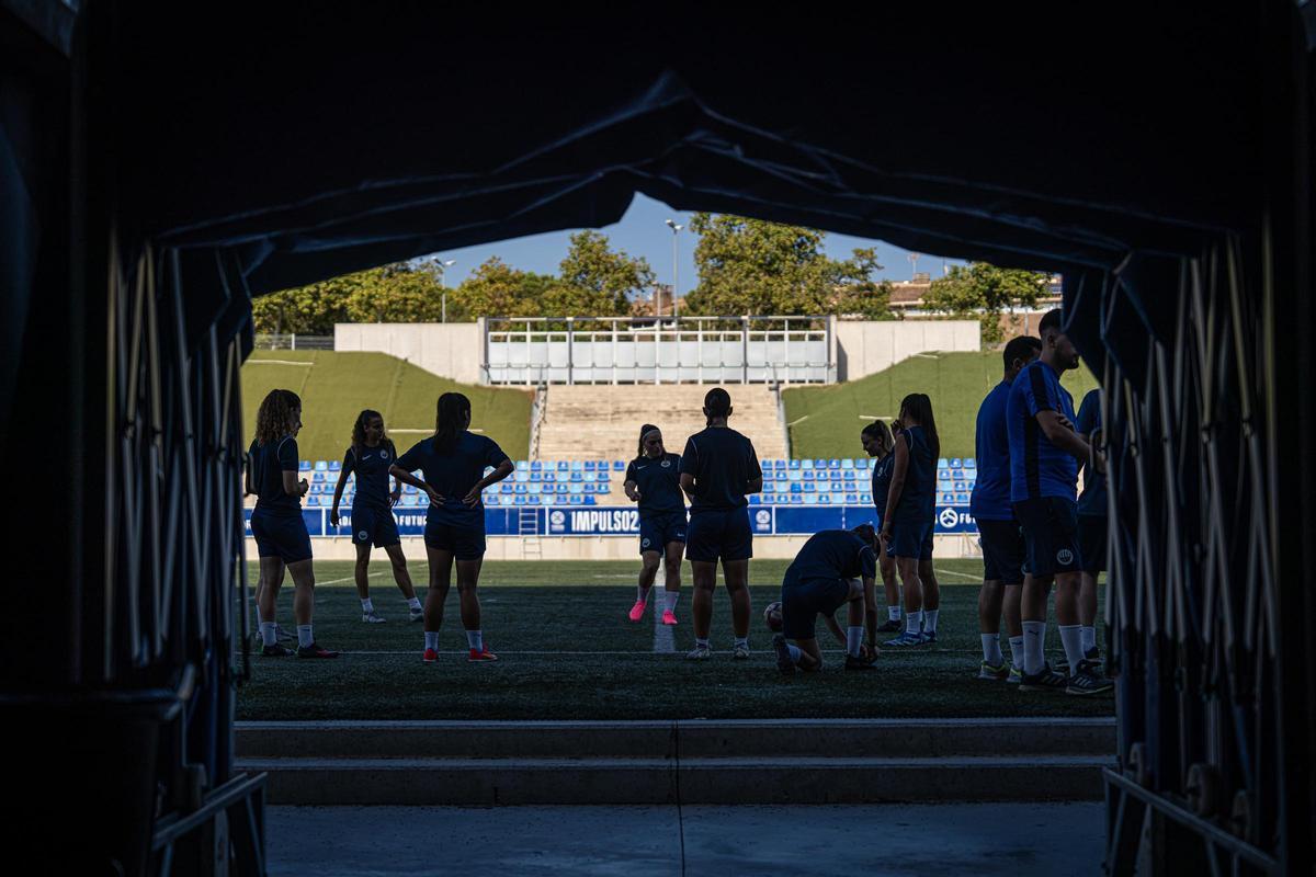 Las futbolistas del Seagull esperando para poder entrenar