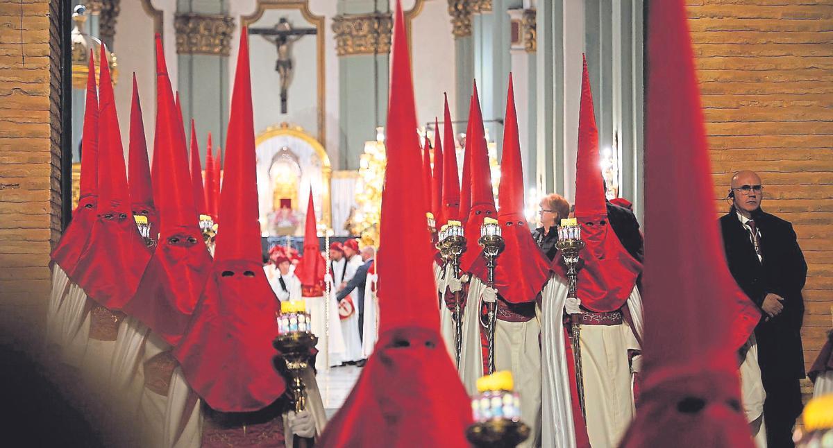 Imponente imagen del parte del cortejo de Miércoles Santo, con el impecable orden castrense de los hermanos californios.