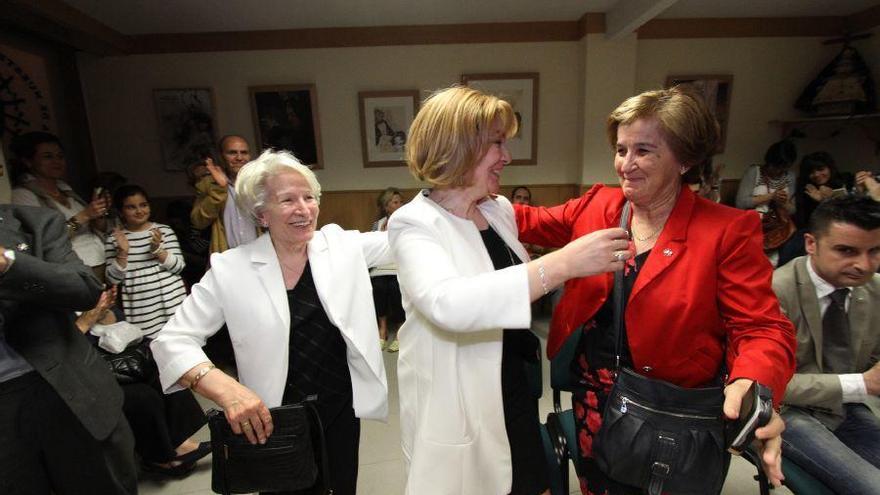 Josefina Yugueros, a la derecha, da el testigo de la presidenta de Nuestra madre a Isabel García Prieto