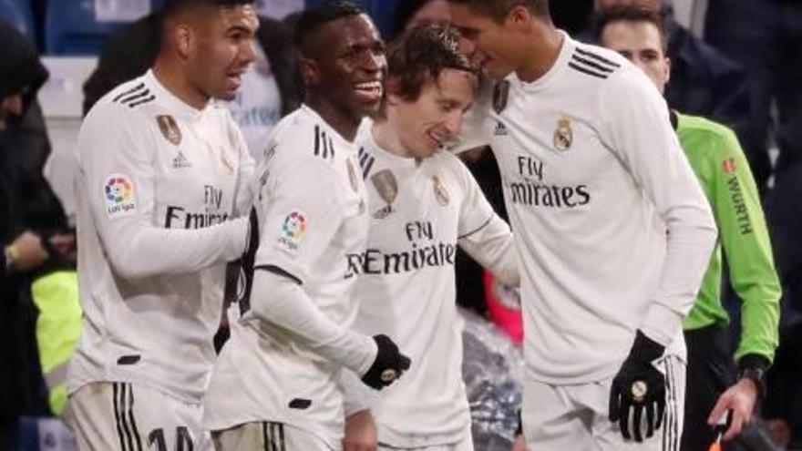 Casemiro, Vinicius, Modric y Varane celebran el segundo gol del Madrid ante el Sevilla