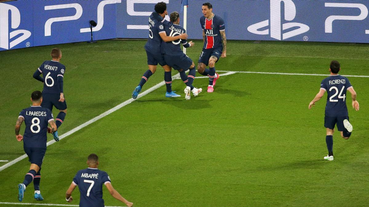 Marquinhos, Neymar y Di María celebran el gol del defensa en la ida.