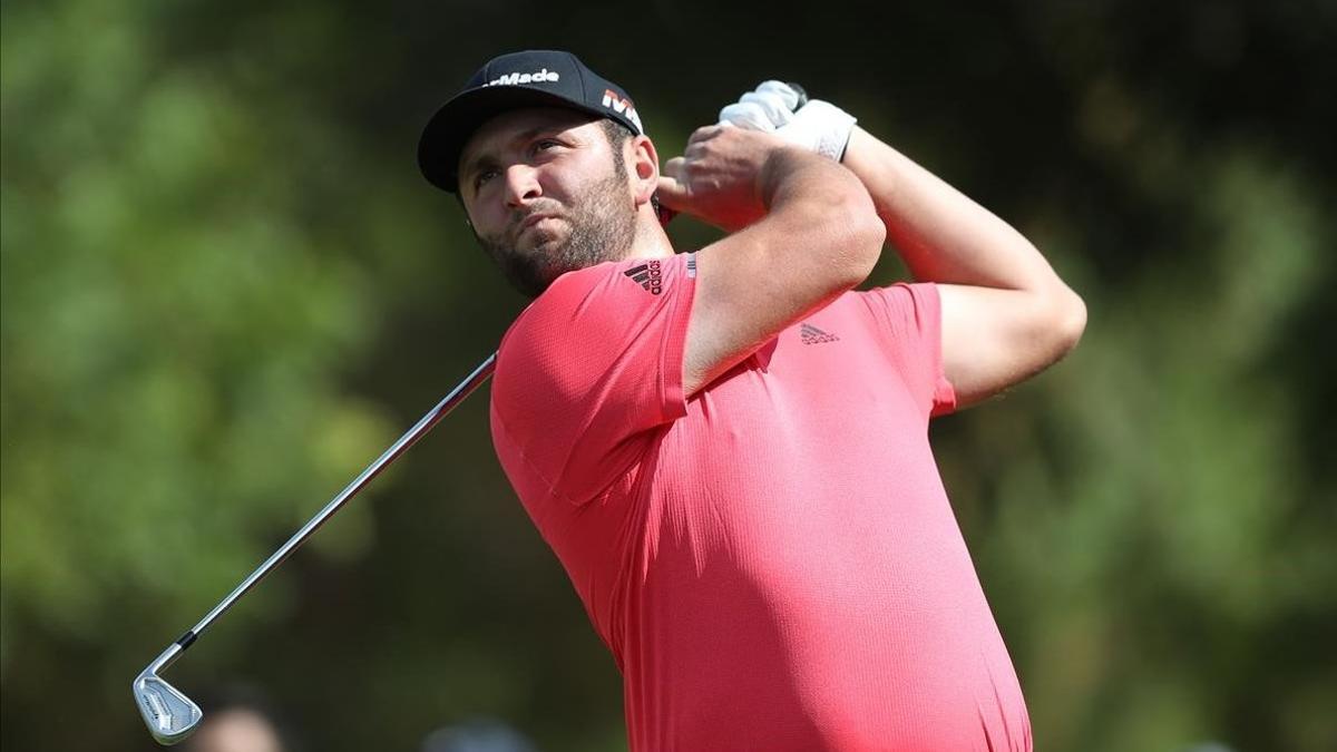 Rahm sale del tee en la última vuelta del DP Tour Championship en Dubai