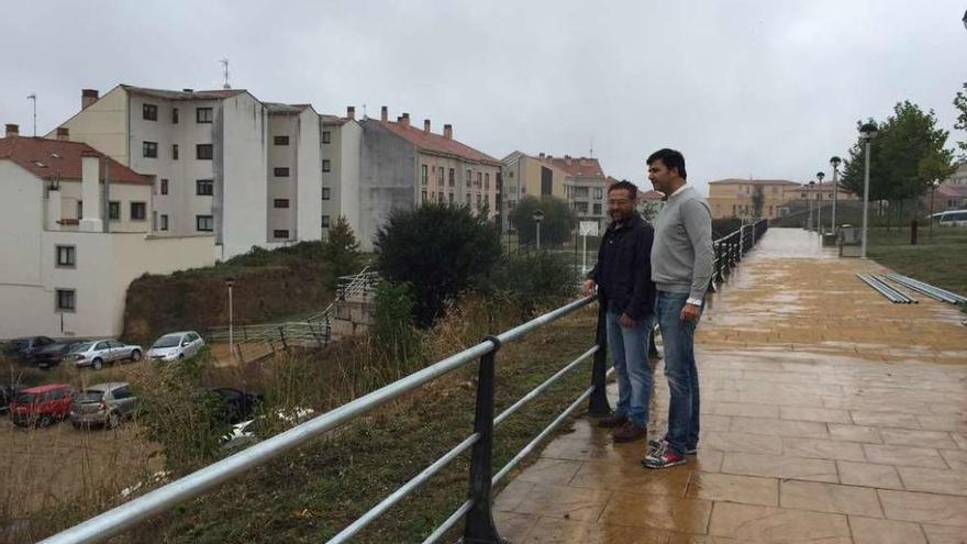 Medela y Casares supervisaron las obras en la alameda del Agro de Lalín de Arriba.