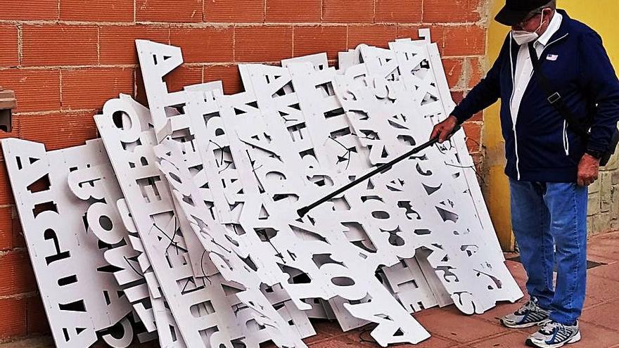 Los letreros con los piropos «al revés» tras recogerlos la brigada; la artista y el edil de Cultura. | A. P. F.