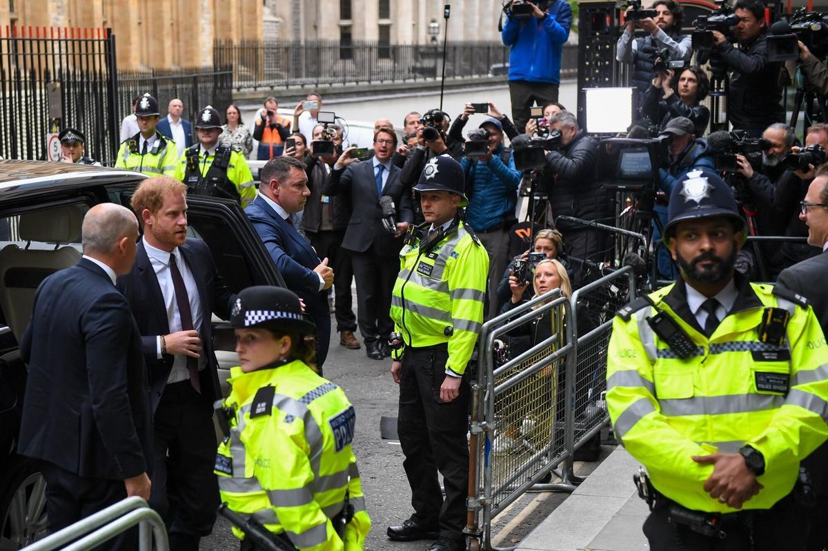 El príncipe Enrique testifica en Londres en el caso de los tabloides