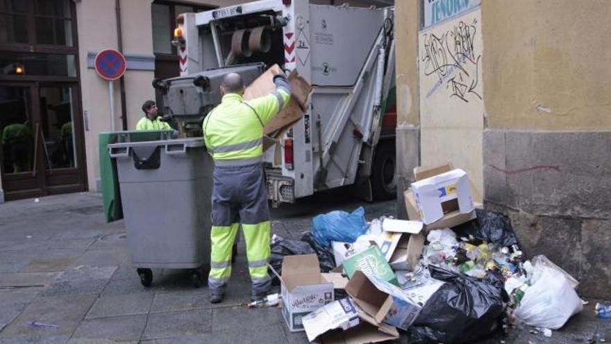 Un operario recoge la basura.