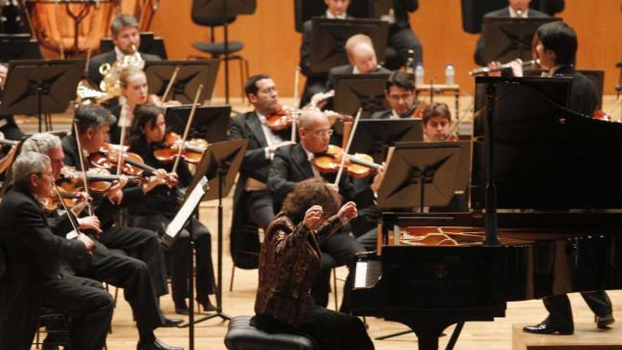 La pianista Cristina Ortiz, ayer, durante la interpretación del concierto de Schumann con la OSPA.