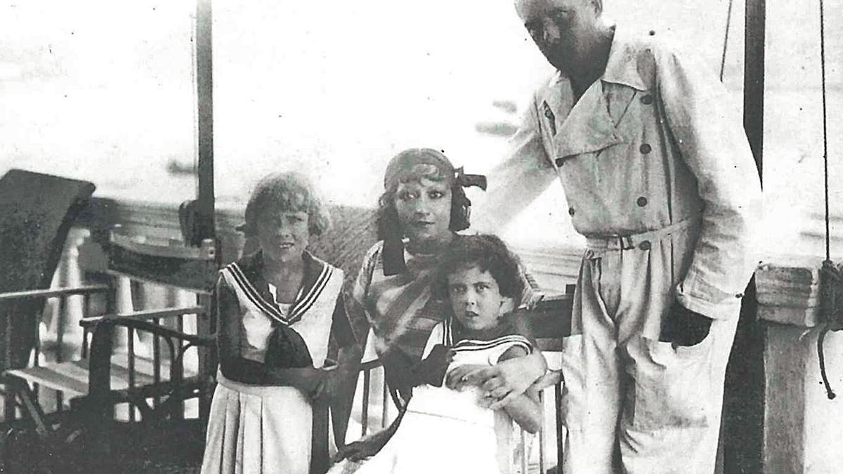 La família Leret-O&#039;Neill a bord de la vella draga la base d&#039;hidros de Mar Chica, poc abans de la sagnant sublevació del 17 de juliol i del seu infortuni.