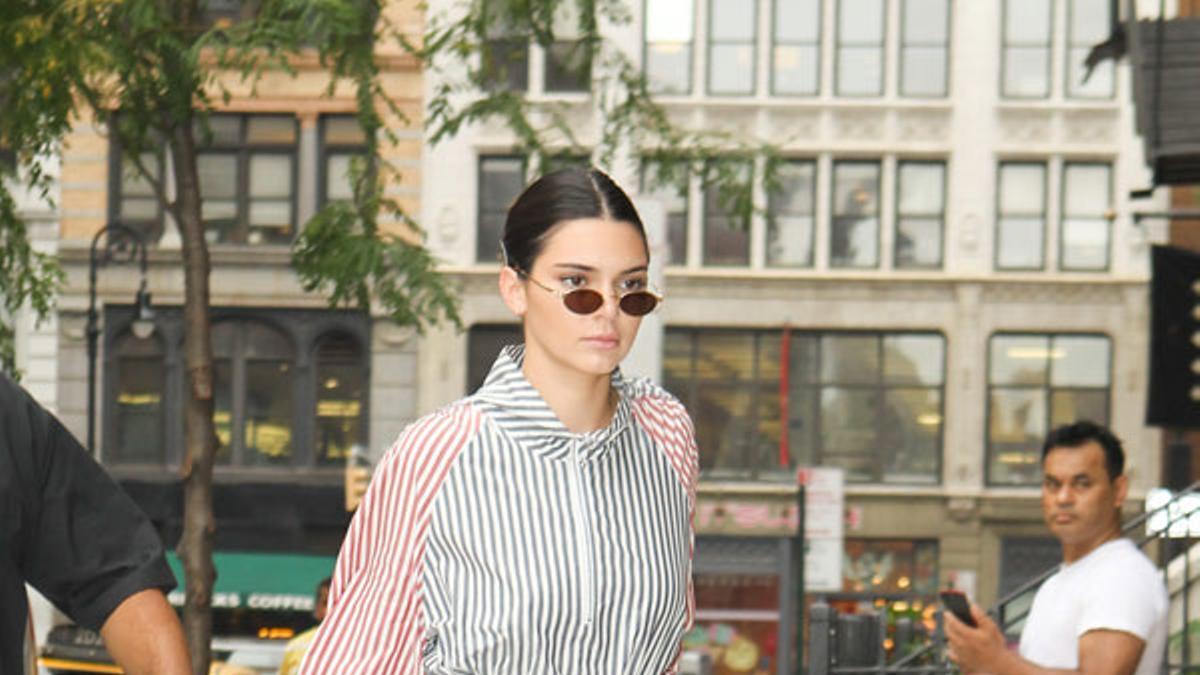 Kendall Jenner con zapatillas blancas