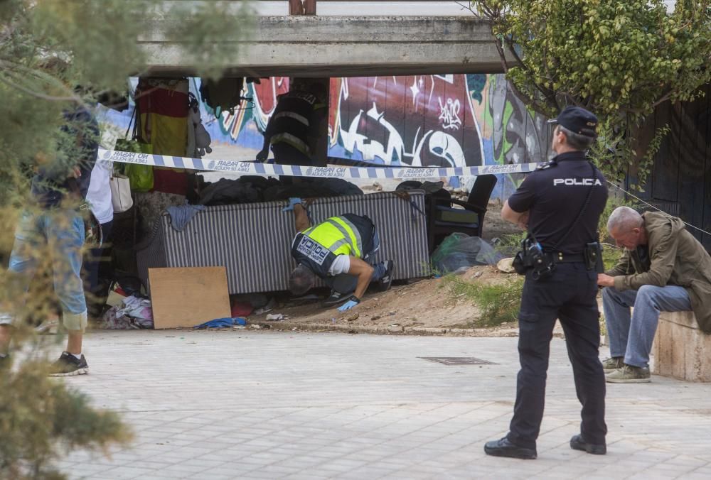 Hallan el cadáver de un indigente bajo un puente en la calle Teulada de Alicante