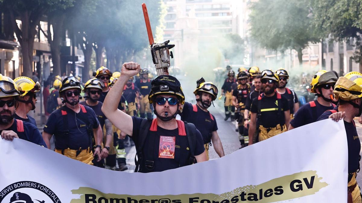 Manifestación en València de los bomberos forestales