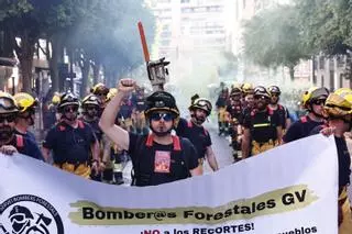 Protesta de los bomberos forestales en València