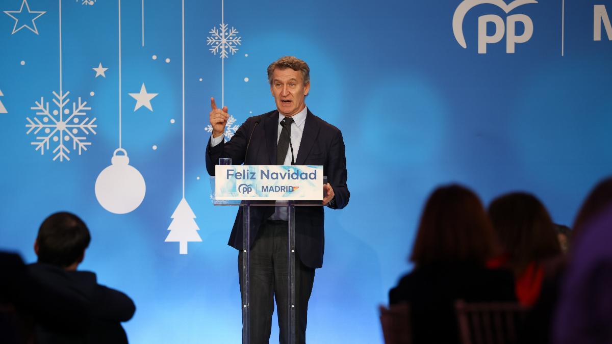 El presidente del Partido Popular, Alberto Núñez Feijóo, interviene durante la cena de navidad del PP de Madrid, en la Finca La Alquería, a 15 de diciembre de 2025, en Alcorcón, Madrid (España).