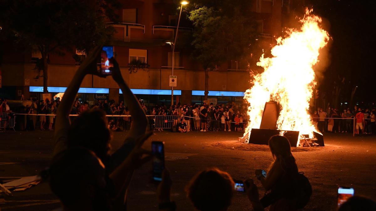 Hoguera de Sant Joan en el cruce de las calles Viladomat y Floridablanca.