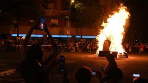 Hoguera de Sant Joan en el cruce de las calles Viladomat y Floridablanca.