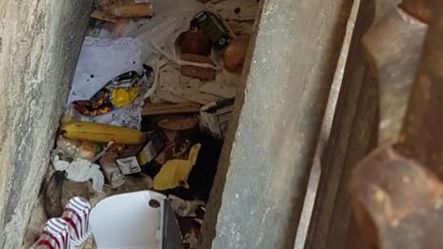 La basura se acumula  en la Puerta de los Hierros