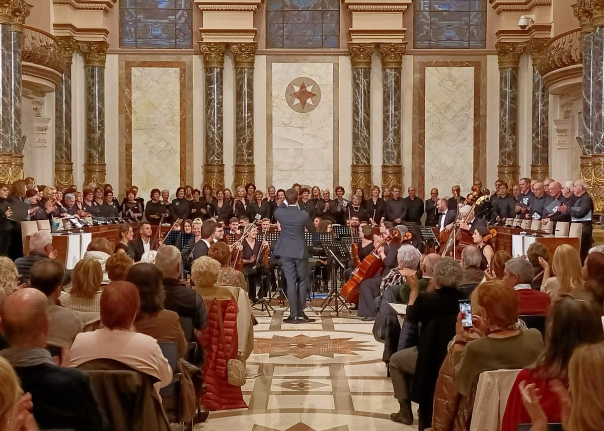 La orquesta en el salón de Plenos del Ayuntamiento de San Sebastian junto con el coro de Kantakidetza.