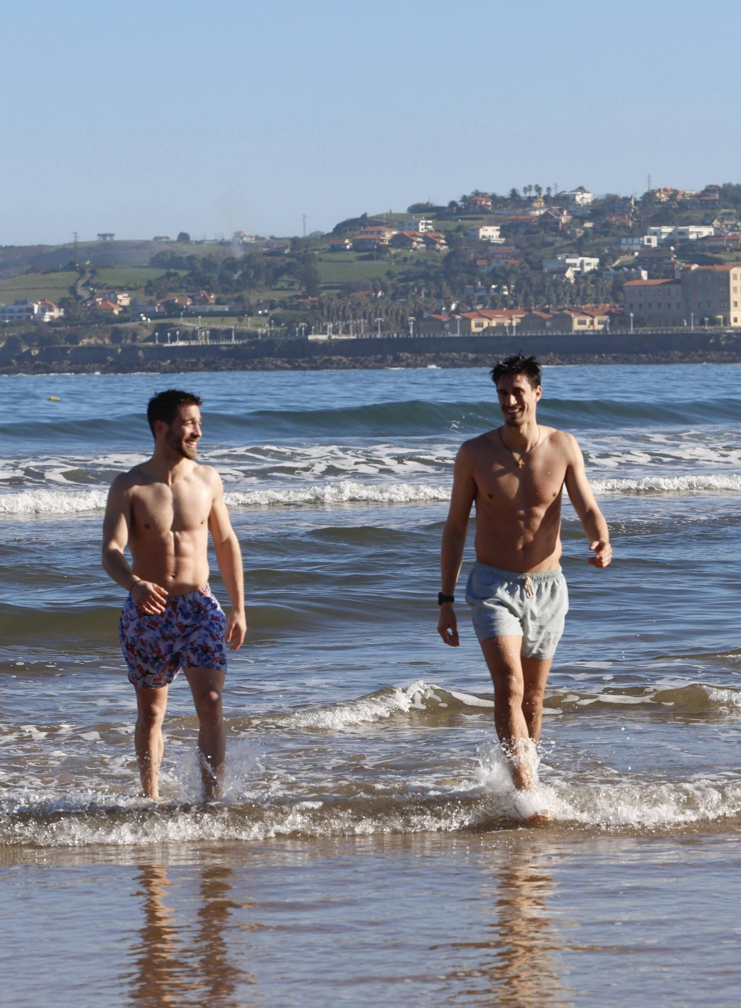 En imágenes: Las bajas temperaturas no frenan a los bañistas de San Lorenzo