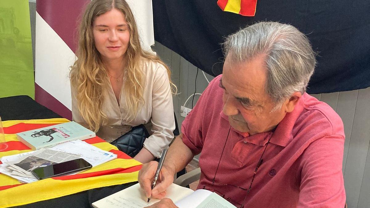 Leo Giménez en una firma de ejemplares.