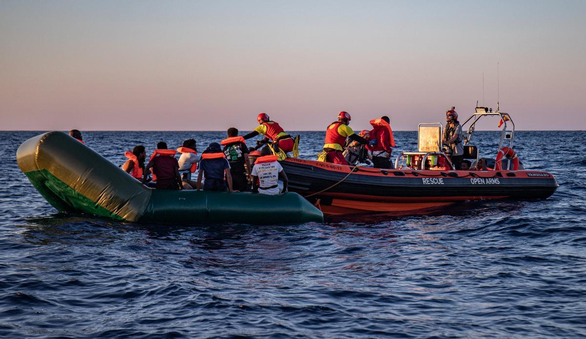 Instante de uno de los rescates llevados a cabo por Open Arms, con Eduardo Blasco, de espaldas, en la embarcación de la derecha.