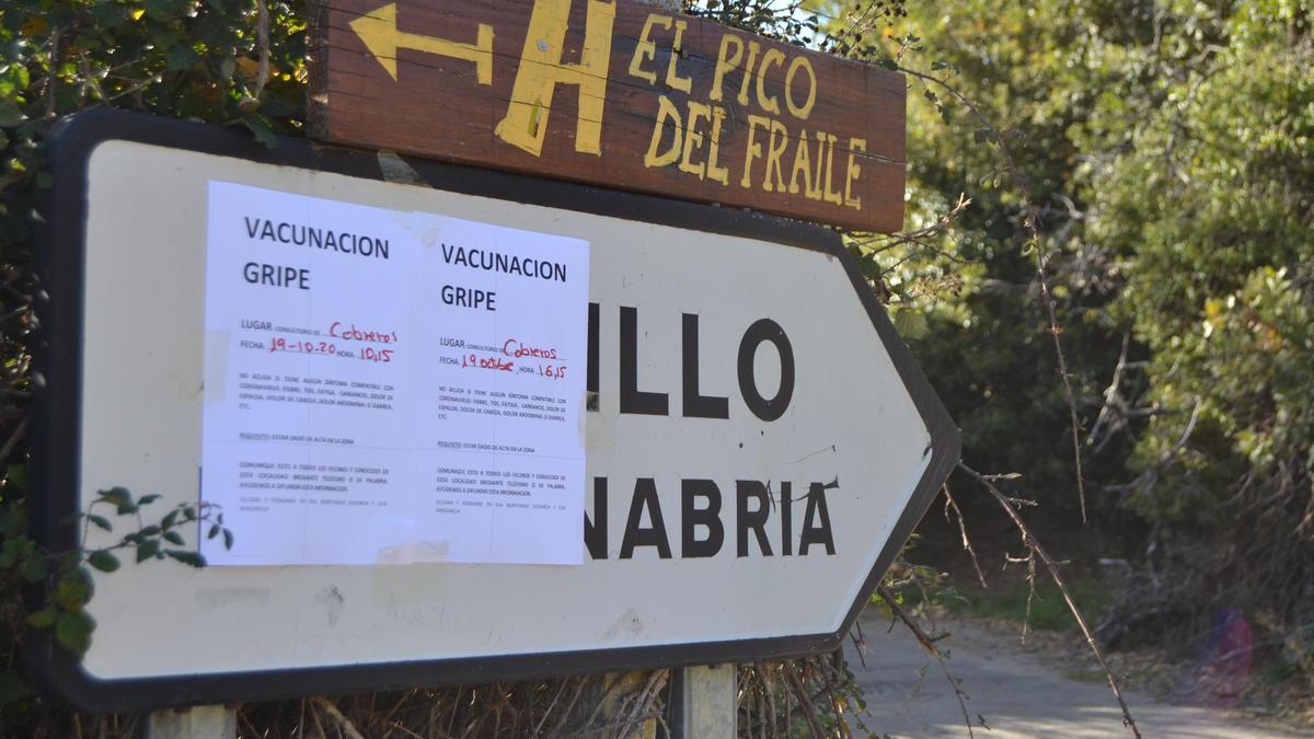 Anuncios de vacunación de gripe en unos indicadores de carretera en Sanabria