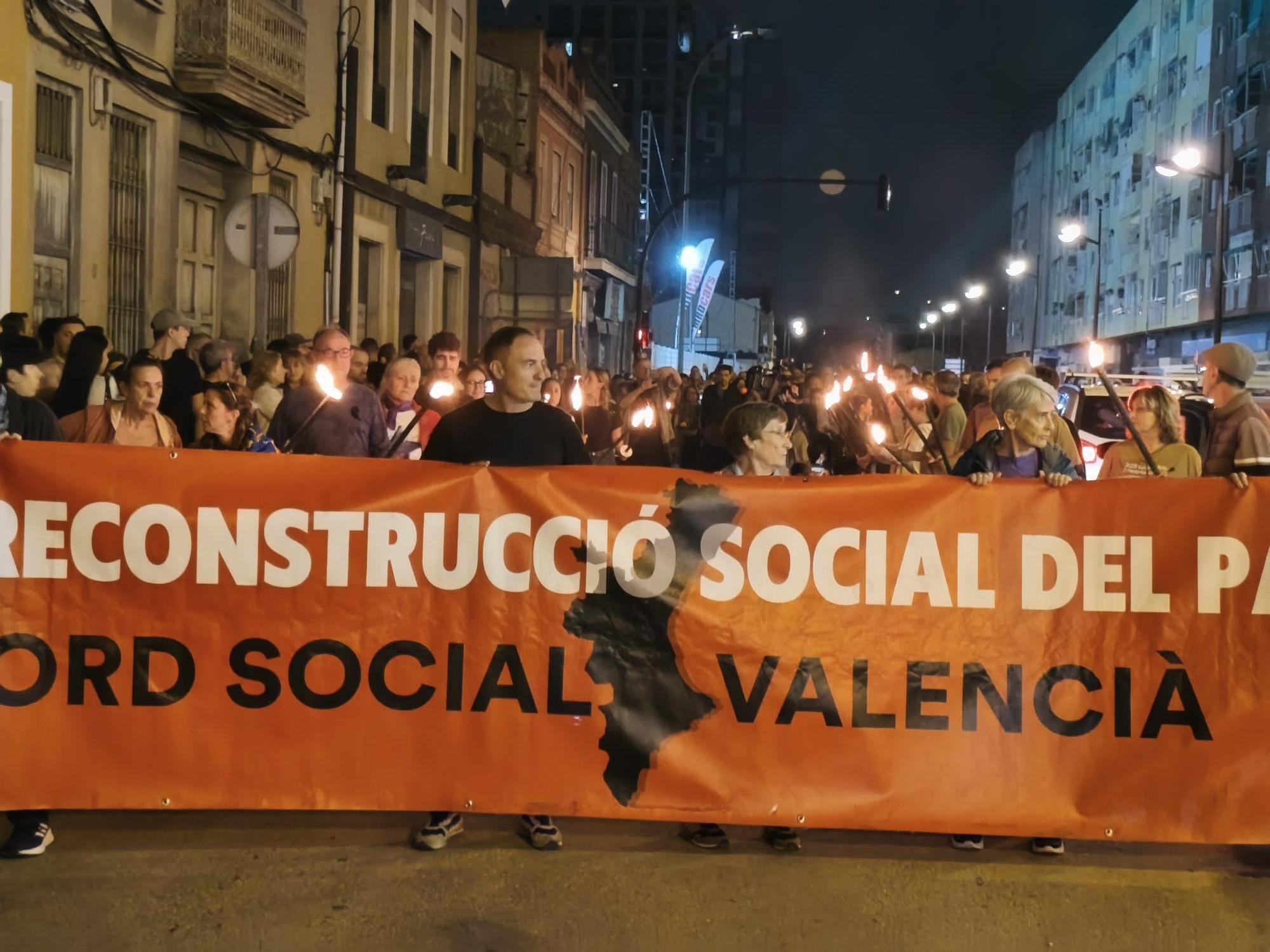 Una marcha con antorchas recorre los pueblos de l'Horta Sud entre gritos contra Mazón