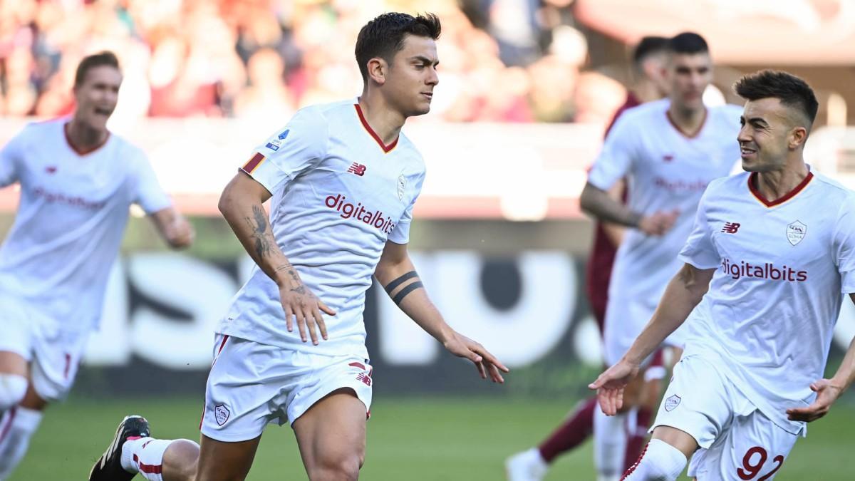 Los jugadores de la Roma, celebrando el gol de  Paulo Dybala al Torino