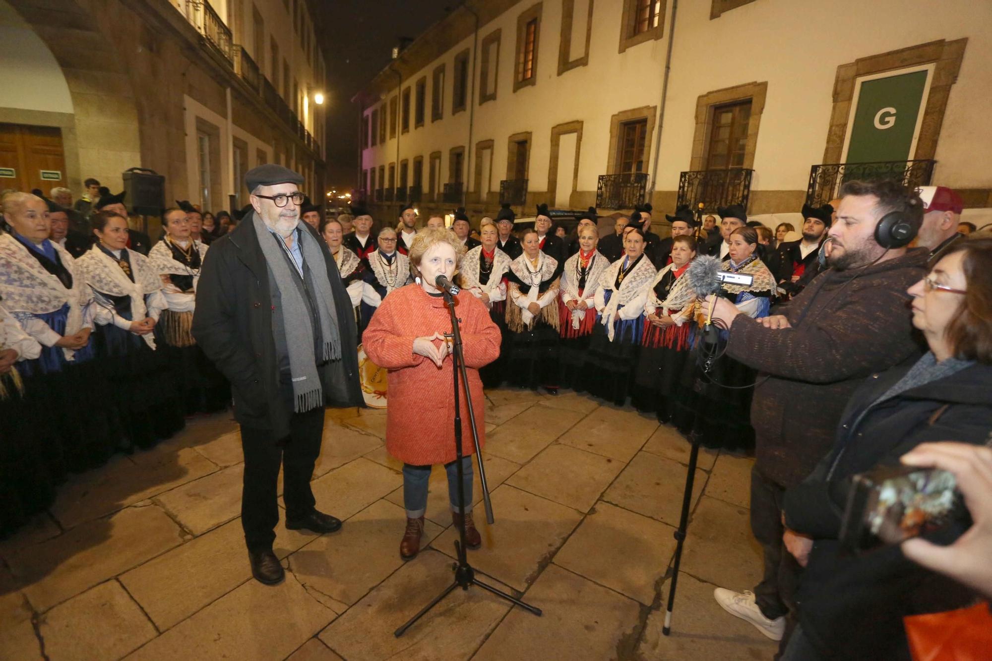 Decenas de personas corean en A Coruña el himno gallego en el 116 aniversario de su estreno