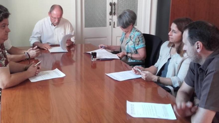 Un moment de la signatura del conveni entre els alcaldes de Pals, Regencós, Torrent i Begur i la presidenta de la Creu Roja a Palafrugell.