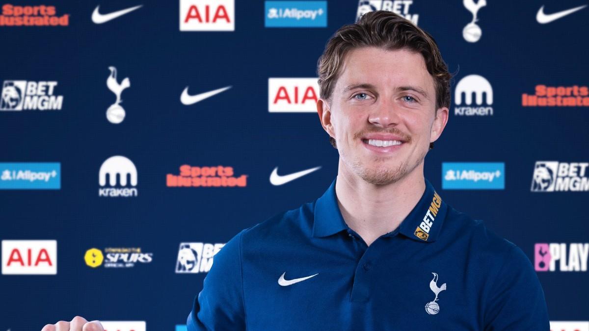 Conor Gallagher ya posa con la camiseta del Tottenham