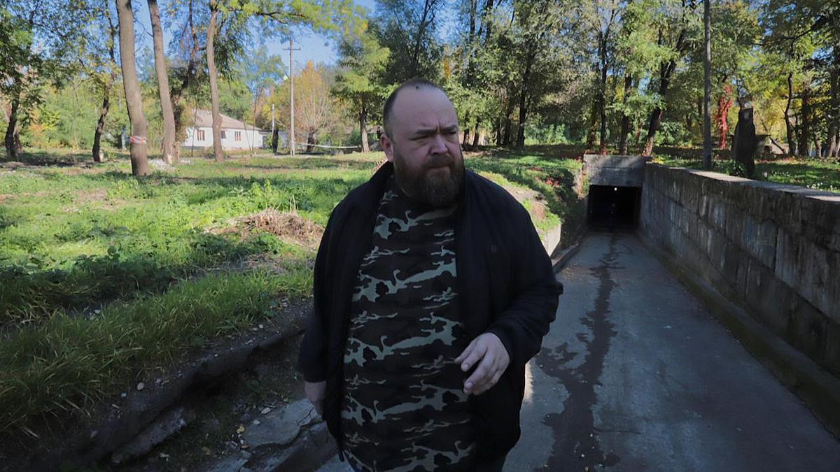 El teniente de alcalde de Krivyi Rih, Sergiy Miliutin, sale de un búnker de la ciudad preparado para potenciales ataques nucleares.