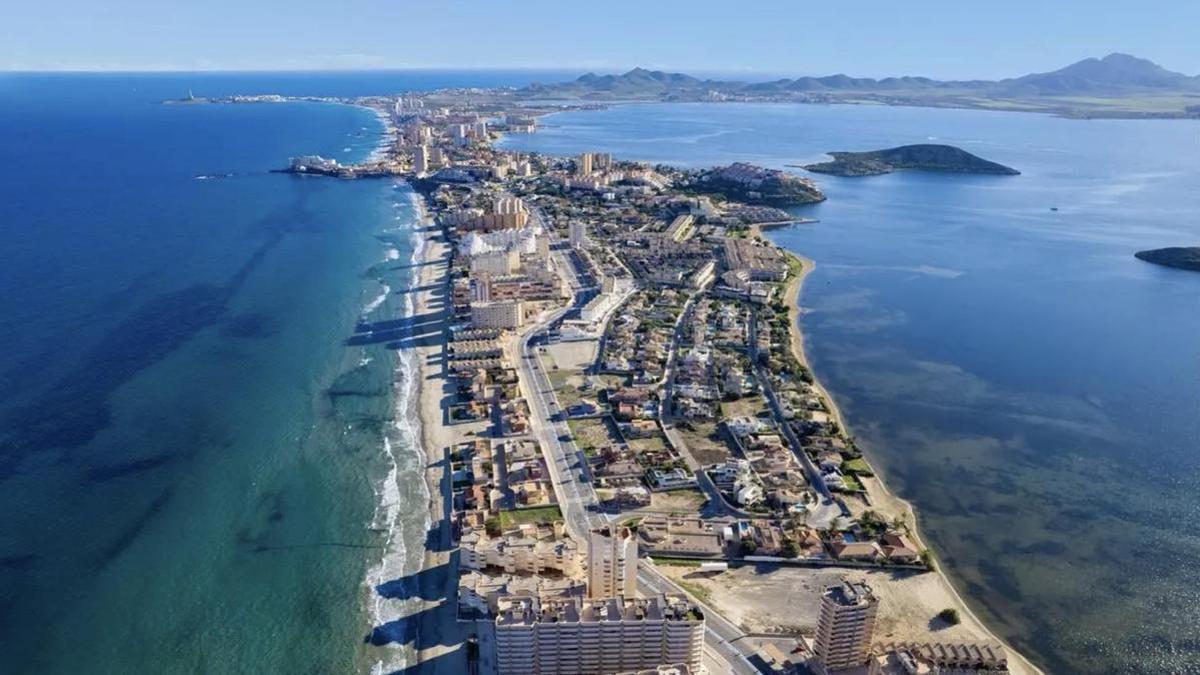 La calle más larga de España está entre dos mares y tiene playas a ambos lados: es la Miami española
