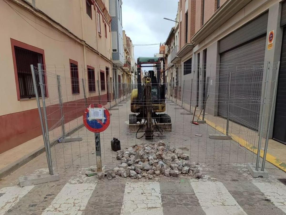 Obras en una calle de Catarroja.