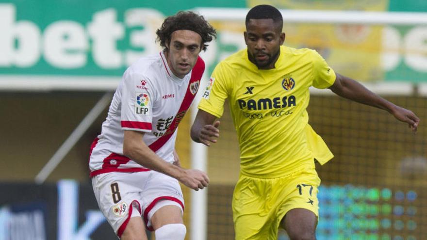 El delantero congoleño del Villarreal Cédric Bakambu (d)