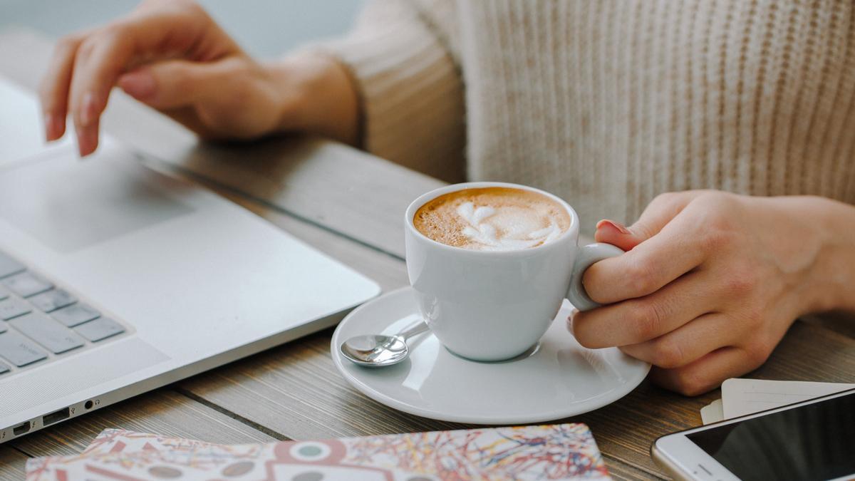 Limpiar las manchas negras de café es difícil si no sabes cómo.