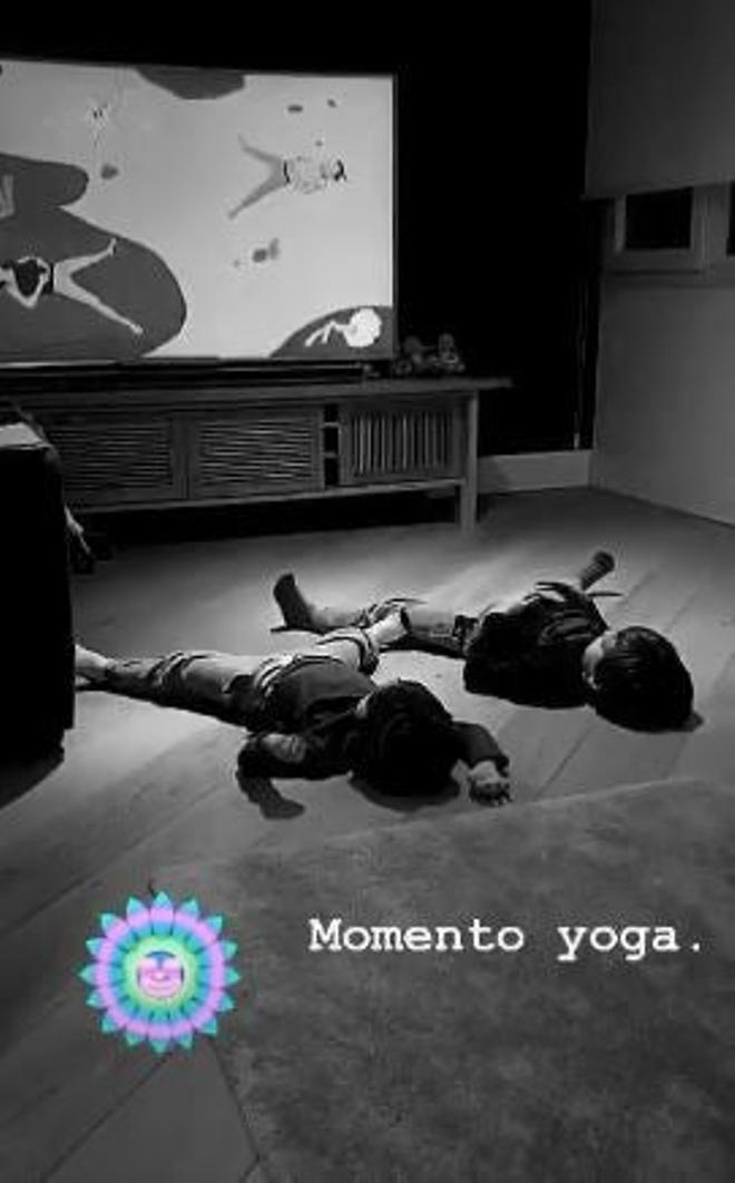 Los hijos de Sara Carbonero practicando yoga