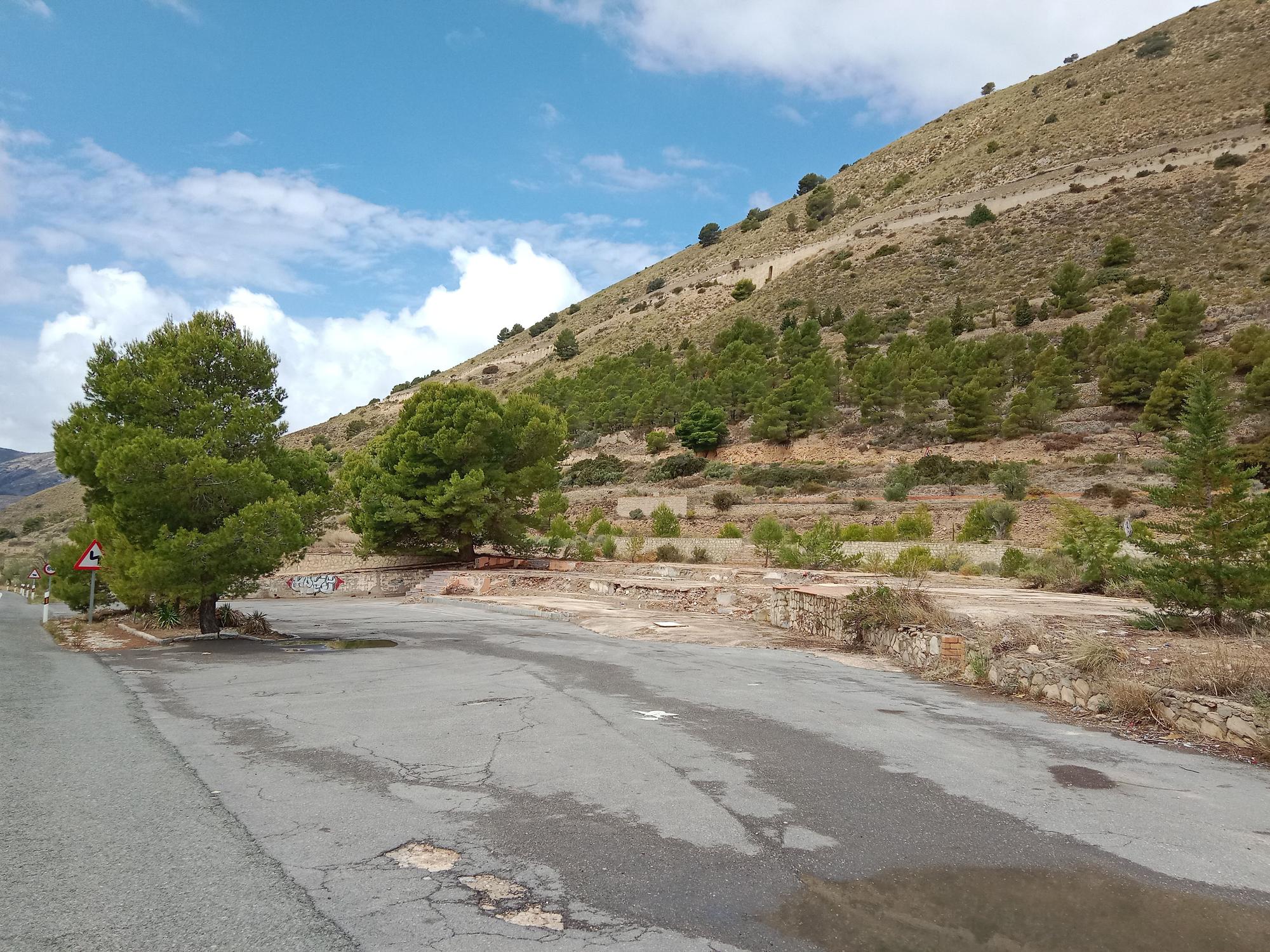 Demolición de la emblemática gasolinera de La Carrasqueta en Xixona