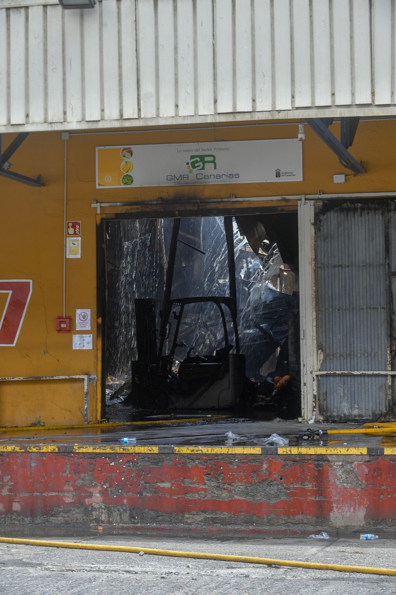 Bomberos de Las Palmas de Gran Canaria controlan el incendio de una nave multiusos en Mercalaspalmas