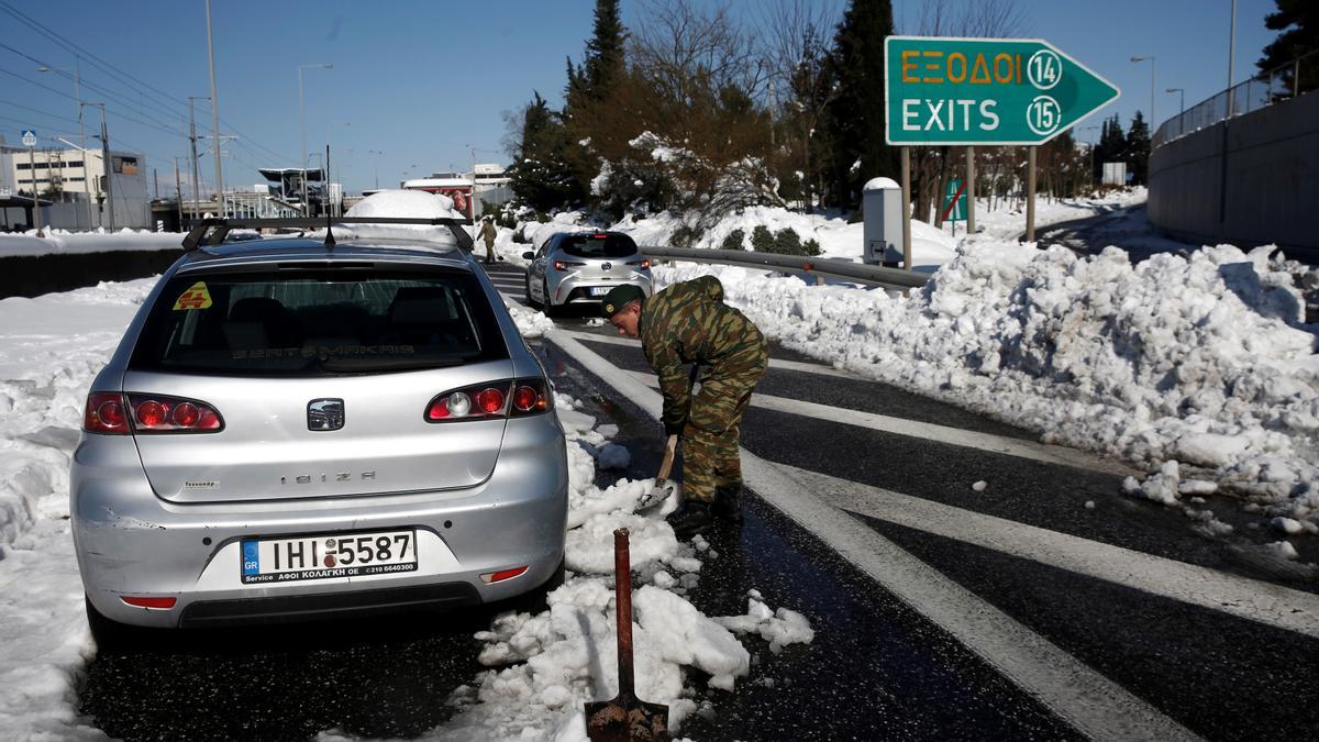 Grecia, bajo la nieve dejada por el temporal Elpis.