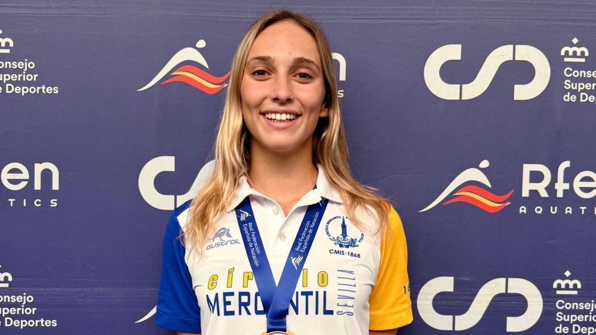 Helena Díaz, con la medalla de bronce conquistada en el Campeonato de España absoluto de natación.
